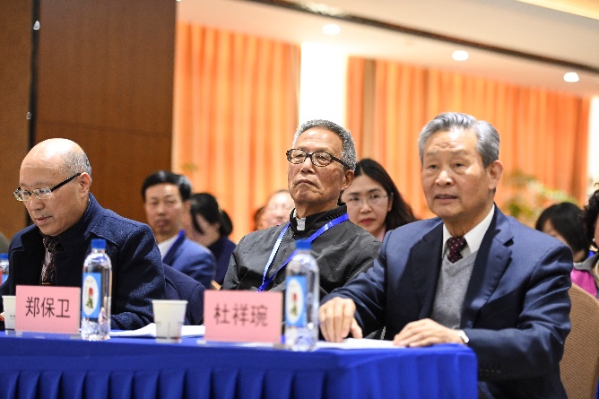 人们在看台上的人和穿西装低可信度描述已自动生成