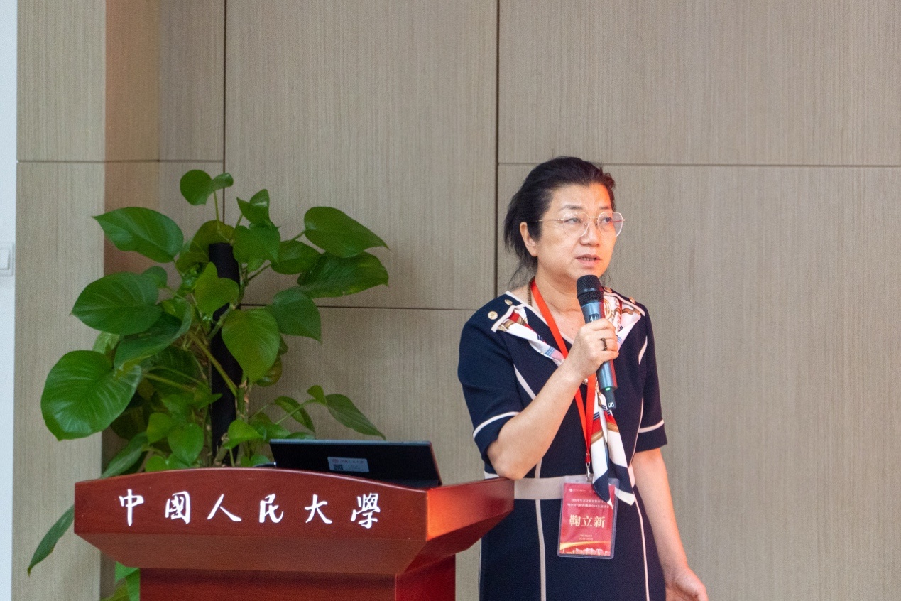 穿黑色衣服的人在房间里玩体感游戏低可信度描述已自动生成