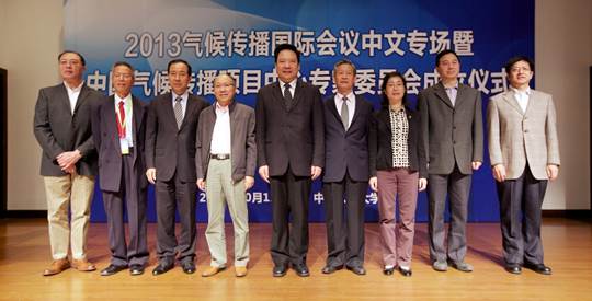 一群穿着西装的男人站在一起描述已自动生成