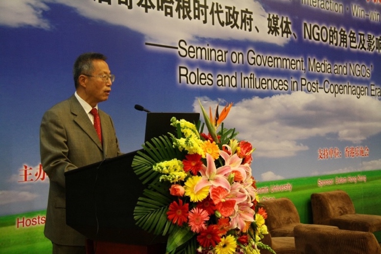 图片包含 人, 站, 男人, 桌子描述已自动生成